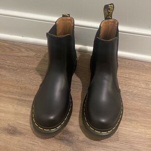 Dr Martens 2976 women’s Chelsea boots